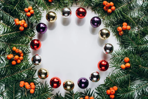 Noel Kompozisyon Noel Ağaç Dalları Kırmızı Meyveler Beyaz Arka Plan — Stok fotoğraf