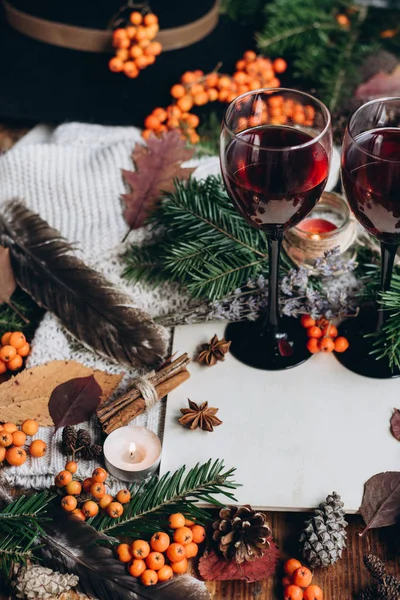 Glühwein Glas Rote Beeren Beulen Und Herbstzweige Auf Dem Holztisch — Stockfoto