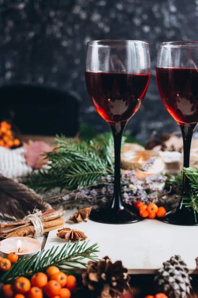 Svařené Víno Brýle Červené Bobule Hrboly Podzimní Větve Dřevěný Stůl — Stock fotografie