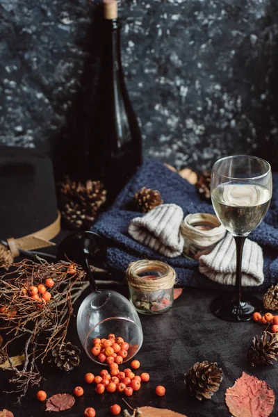 Wijn Glazen Rode Bessen Hobbels Herfst Takken Donkere Tafel Herfst — Stockfoto