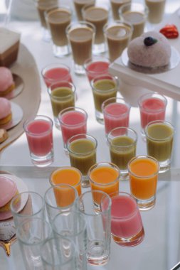 Masada egzotik alkollü kokteyller.