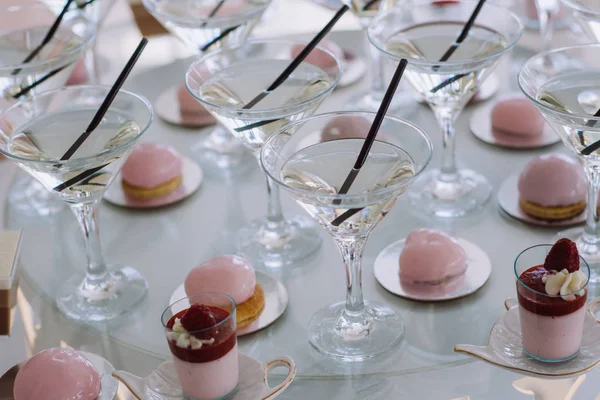 Fila Copos Martini Bar Celebração Outro Evento — Fotografia de Stock