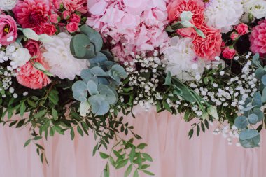 çiçek tablosu ile masa dekoru 