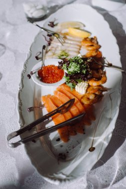 Balık yemek. Şenlikli bir tablo üzerinde bir ziyafet