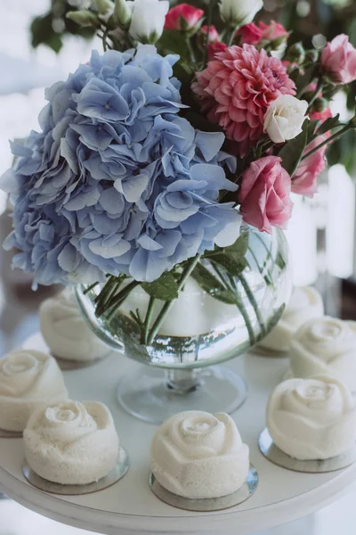 Mesa Com Flores Biscoitos — Fotografia de Stock