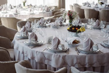 Boş gözlük restoranda ayarlayın. Bir düğün ya da diğer tatil kutluyor