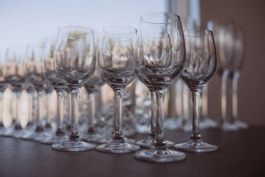 Kristal berraklığında boş şarap bardakları masanın üzerinde. Alkol arka plan. 