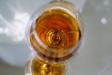 Parti ve tatil kutlama kavramı. gözlük ile konyak çubuğundaki sayaç. 