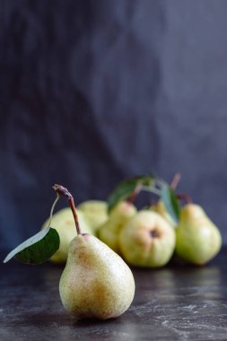 koyu arka plan üzerinde olgun armut