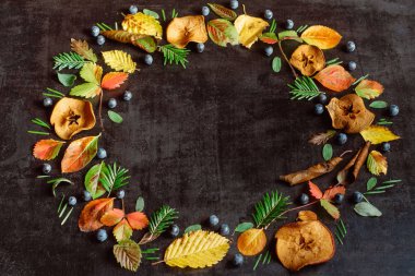 Sonbahar sonbahar düz üstten görünüm yaratıcı desen düzenleme, karanlık bir arka plan yattı