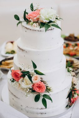 Kırmızı ve beyaz çiçekli düğün pastası