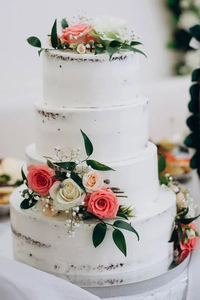 Kue Pengantin Dengan Bunga Merah Dan Putih — Stok Foto