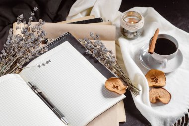 Çalışma yaprakları, defter, kahve fincanı. Şık aranjman. Sonbahar ya da kış kavramı. Düz yatıyordu, en iyi görünümü