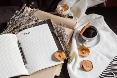 Çalışma yaprakları, defter, kahve fincanı. Şık aranjman. Sonbahar ya da kış kavramı. Düz yatıyordu, en iyi görünümü
