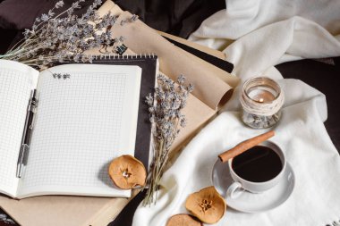 Çalışma yaprakları, defter, kahve fincanı. Şık aranjman. Sonbahar ya da kış kavramı. Düz yatıyordu, en iyi görünümü
