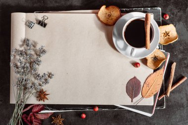 Çalışma yaprakları, defter, kahve fincanı. Şık aranjman. Sonbahar ya da kış kavramı. Düz yatıyordu, en iyi görünümü