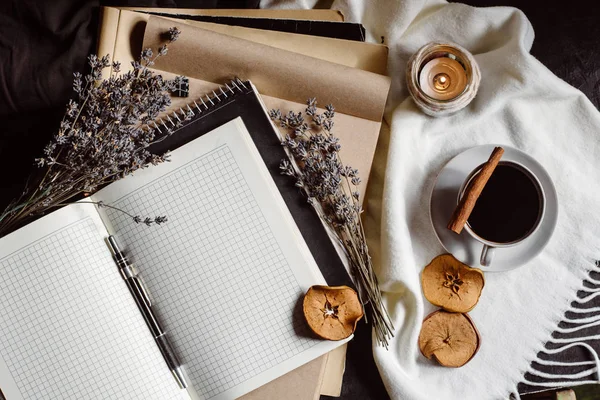 Çalışma yaprakları, defter, kahve fincanı. Şık aranjman. Sonbahar ya da kış kavramı. Düz yatıyordu, en iyi görünümü