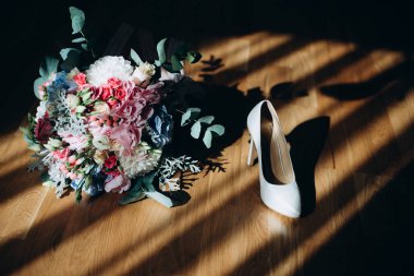 düğün buketi ve kadın ayakkabı yerde yatarken