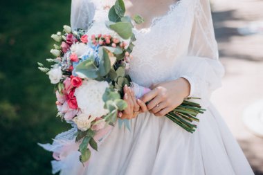 gelinler ellerinde kırmızı ve beyaz çiçekler buket düğün