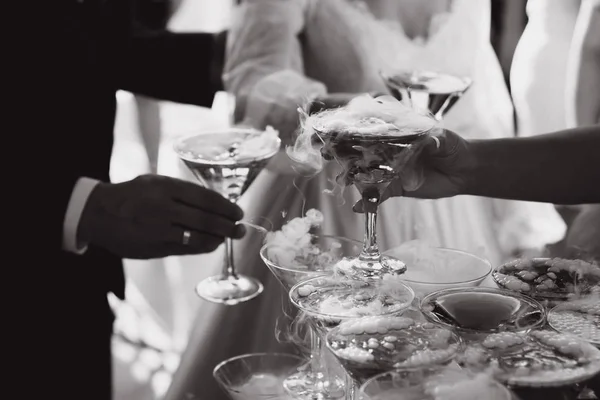 Руки Держащие Бокалы Шампанского Вино Произносящие Тост — стоковое фото