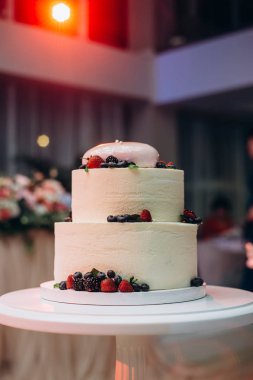 Düğün ya da Doğum günü kek çilek ile. Ziyafet restoranda üzerinde tatlı pasta.
