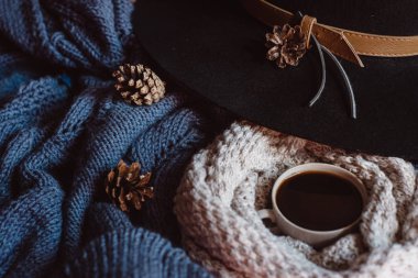 Sonbahar yaprakları ve tartan düz yatıyordu görünümünü fincan kahve, gözlük ve şapka beyaz zemin üzerine mavi kazak dokulu. Sonbahar konsepti.