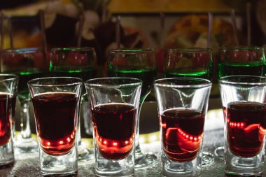 Renkli içki, kokteyl içki arkadan, gece parti