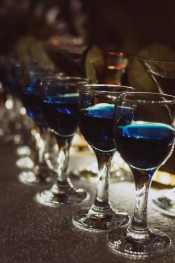 Renkli içki, kokteyl içki arkadan, gece parti