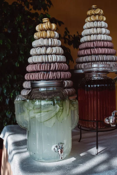 Linda Mesa Doce Com Bolo Grande Macaroon Limonada Artesanal — Fotografia de Stock