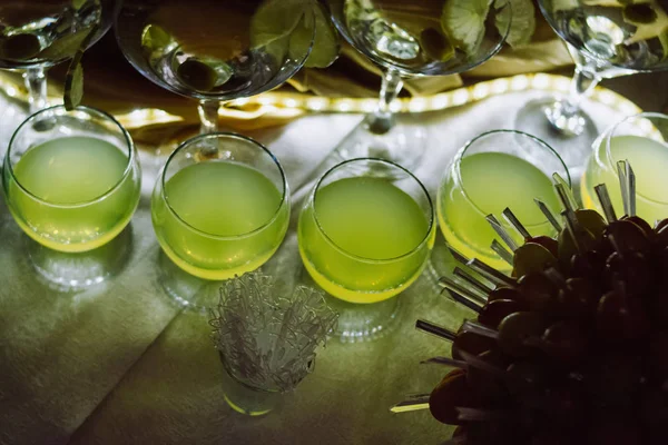 Kleurrijke Drank Cocktail Drinken Met Achtergrondverlichting Feestavond — Stockfoto