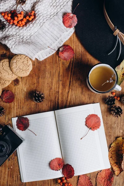 Plat Lag Weergave Van Herfstbladeren Tartan Getextureerde Trui Houten Achtergrond — Stockfoto