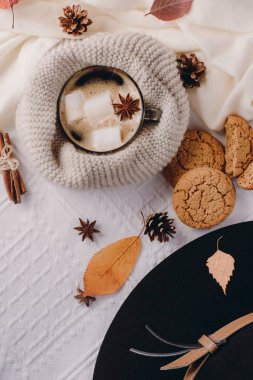 Sonbahar ve kış kompozisyon. Sıcak kahve Marshmallow, eşarp, tanımlama bilgileri, şapka, darbe ve sonbahar yaprakları ile. Düz yatıyordu, en iyi görünümü