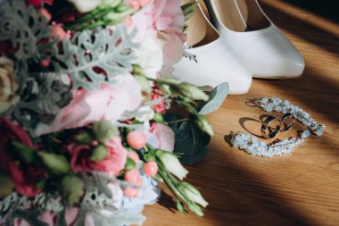 Buket ve aksesuarları, gelin. Düğün detayları. Düğün Aksesuarları.