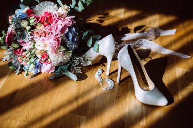 Buket ve aksesuarları, gelin. Düğün detayları. Düğün Aksesuarları.