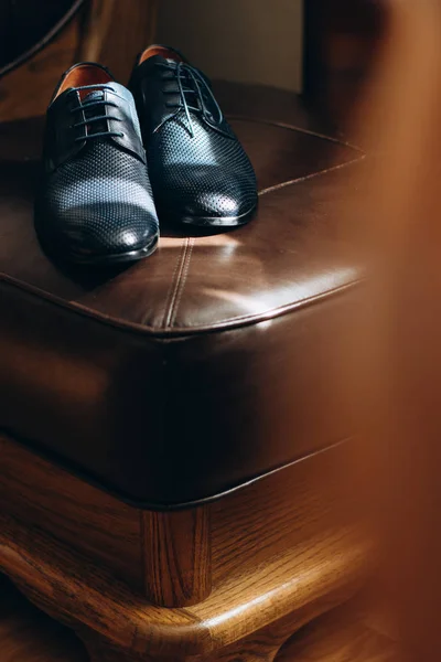 Erkek Deri Ayakkabı Deri Koltuk Üzerinde — Stok fotoğraf