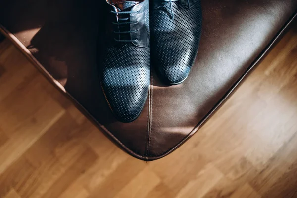 Erkek Deri Ayakkabı Deri Koltuk Üzerinde — Stok fotoğraf