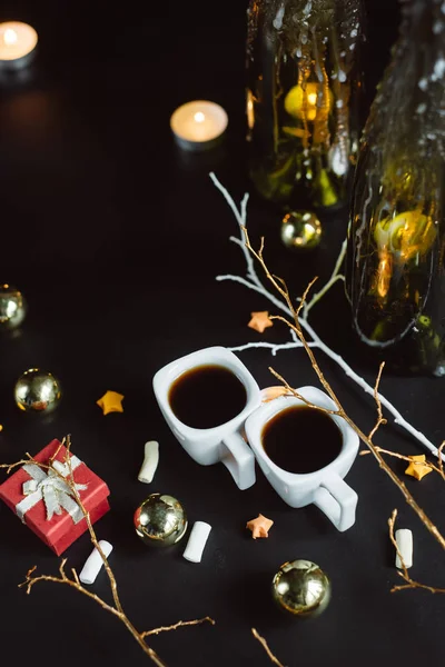 Composizione Invernale Due Tazze Caffè Rami Candele Giocattoli Natalizi Sfondo — Foto Stock