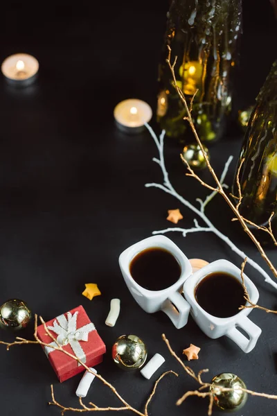 Composizione Invernale Due Tazze Caffè Rami Candele Giocattoli Natalizi Sfondo — Foto Stock
