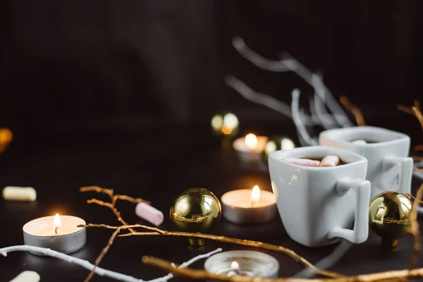 Weihnachtskomposition Zwei Tassen Kaffee Mit Marshmallows Zweigen Kerzen Und Weihnachtsspielzeug — Stockfoto