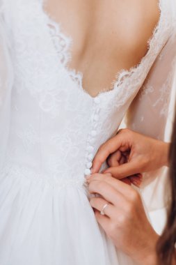 Düğün. Nedime gelin düğün günü için hazırlanıyor. Gelinin nedimesi gelinlik gelin törenden önce tutturmak yardımcı olur. 