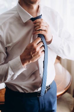 Adam kravat düzeltir. Sabah damadın