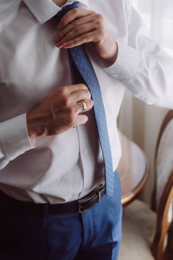 Adam kravat düzeltir. Sabah damadın