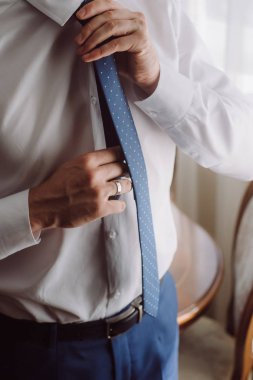 Adam kravat düzeltir. Sabah damadın