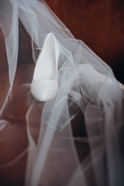 Gelin Ayakkabıları bir bez altında kırmızı bir arka plan üzerinde yalan