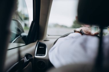 Yandan direksiyonda bir saat bir araba ile adam