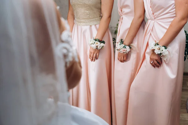 Dama Honra Vestidos Cor Rosa Segurando Belas Flores Mãos — Fotografia de Stock