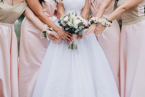 Подружки Невесты Розовых Платьях Красивыми Цветами Руках Невеста Держит Свадебный — стоковое фото