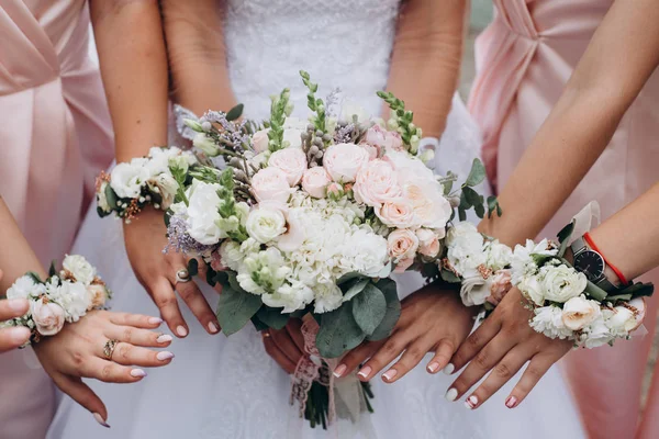 Bridesmaids Pink Dresses Holding Beautiful Flowers Hands Bride Holding Wedding — Stock Photo, Image