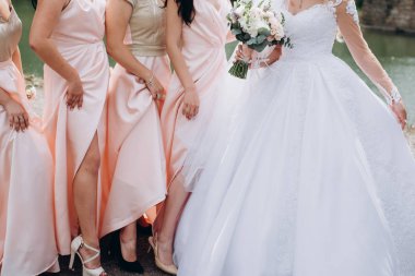 Nedime pembe elbise güzel çiçekler üzerinde elele