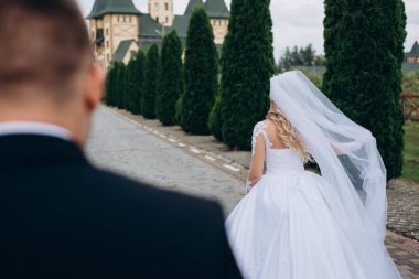 Gelin ve damat yürüyüş ve üzerinde açık.